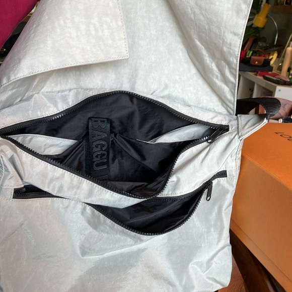 GU Baggu messenger bag in gray silver! - Picture 6 of 9